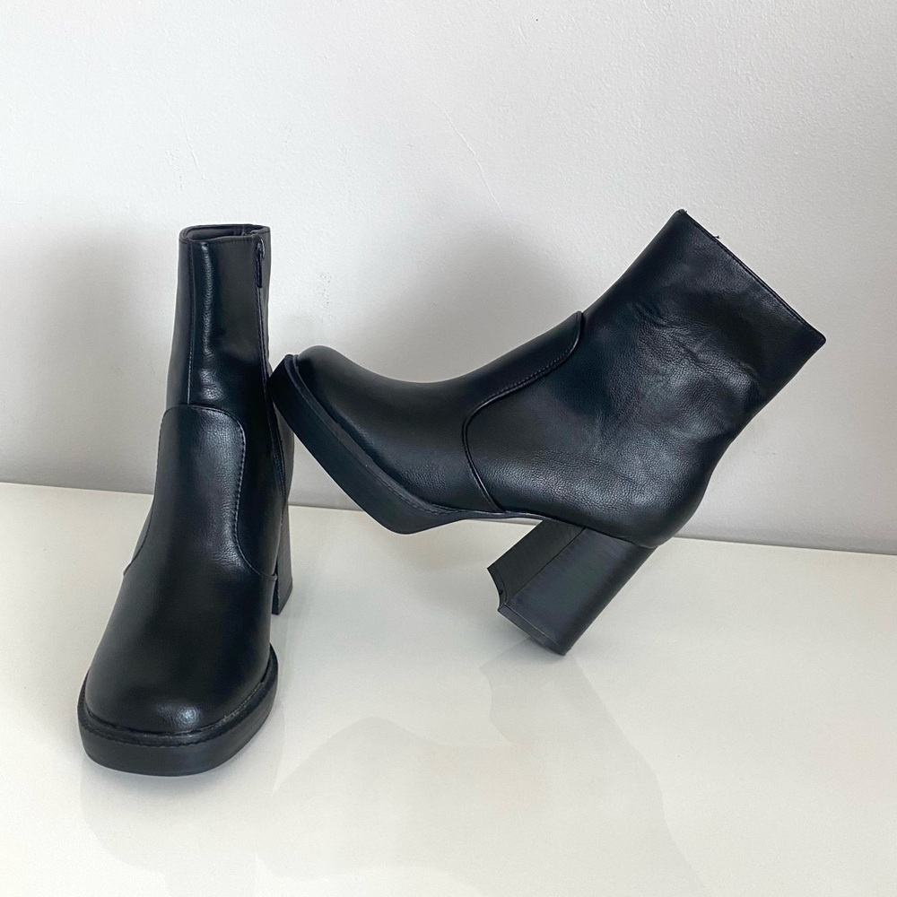 NWOB Rouge Helium Black Ankle Boots - Picture 4 of 10